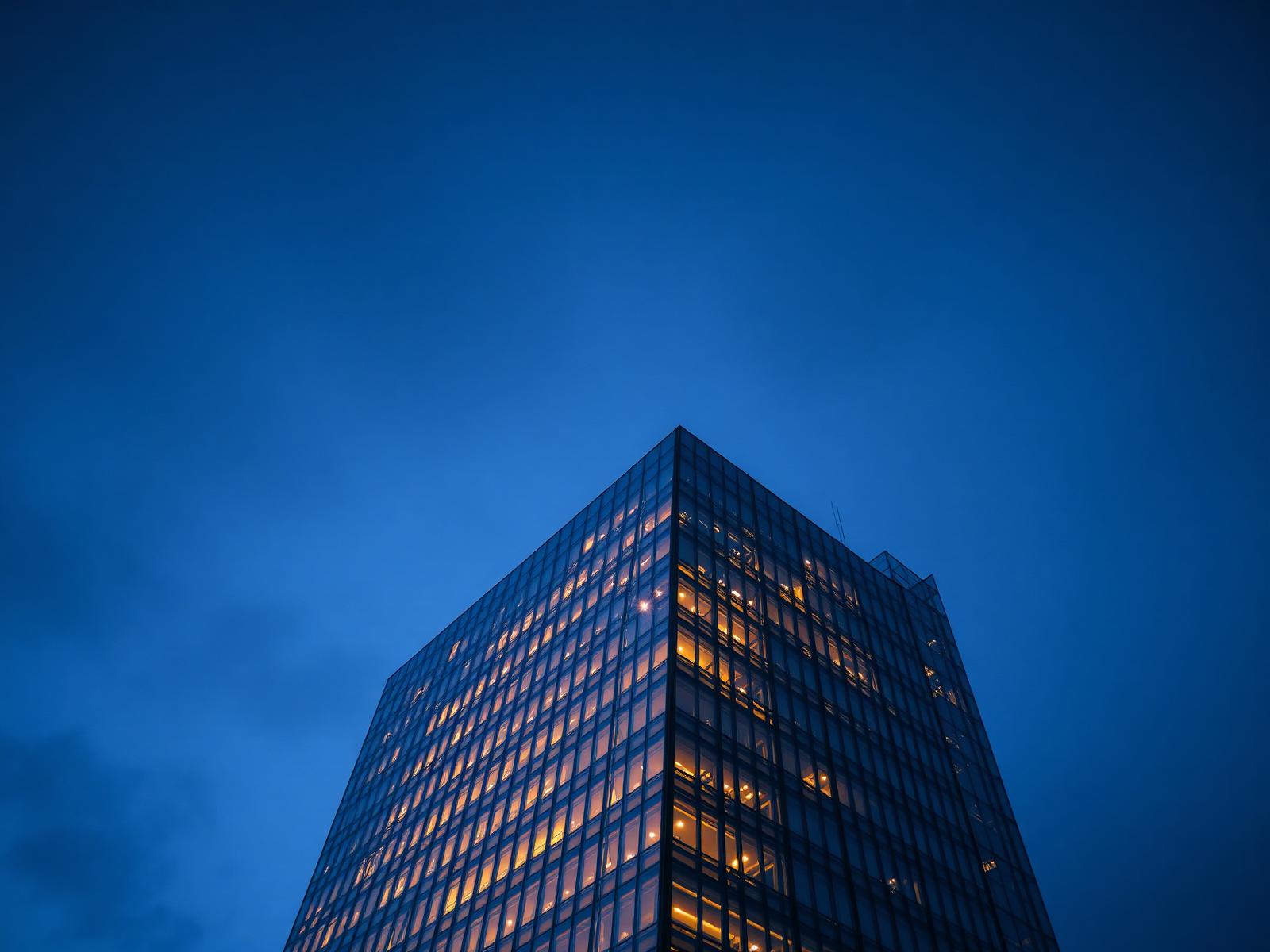Modern kantoorgebouw in de Benelux bij avondlicht